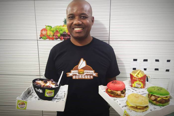 Jackson Silva, dono do 'Dois Irmãos Burguer', na comunidade em que mora, Chácara do Céu, na Zona Sul do Rio.