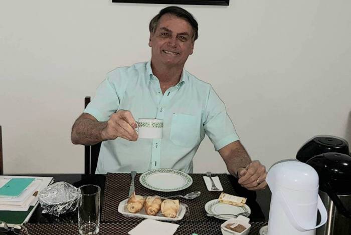 O presidente Bolsonaro postou foto tomando café da manhã e defendeu uso da hidroxicloroquina contra covid-19
