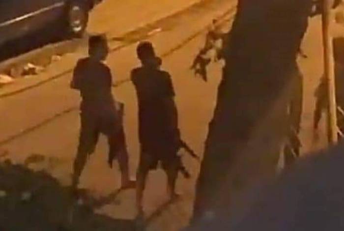 Homens fortemente armados circulando pela região