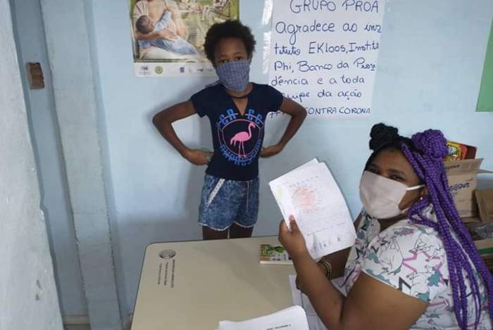 Educação na Quarentena, no Morro dos Prazeres, leva apostilas aos alunos do município
