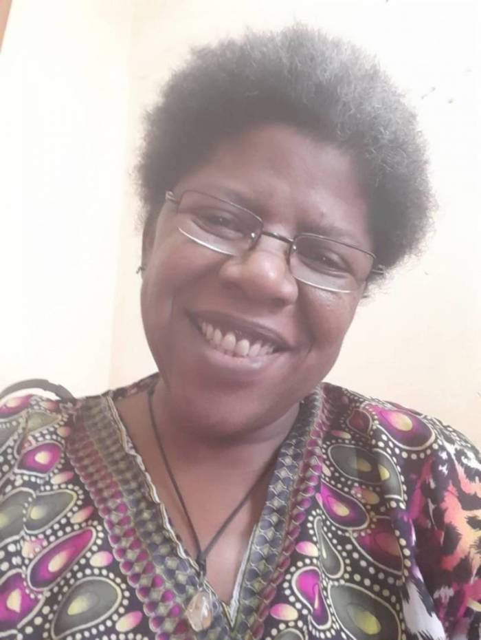 Claudia Sacramento Mathias criou a página do Facebook 'Vila Cruzeiro-RJ'