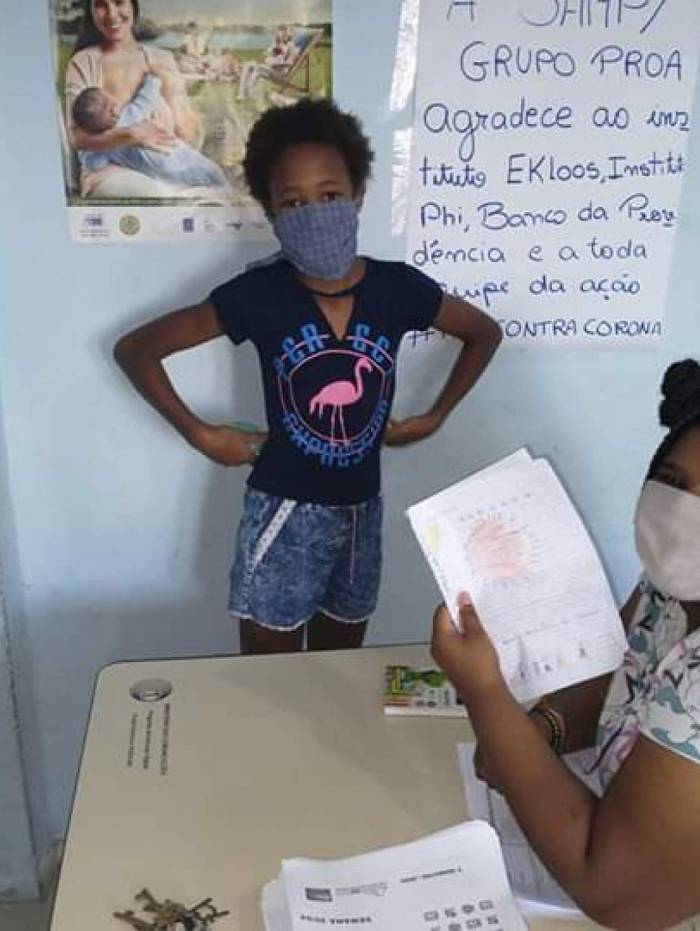 Educa&ccedil;&atilde;o na Quarentena, no Morro dos Prazeres, leva apostilas aos alunos do munic&iacute;pio
