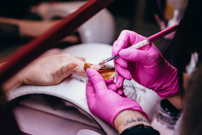 Utensílios como alicates, escovas e tesouras devem ser higienizados a cada cliente