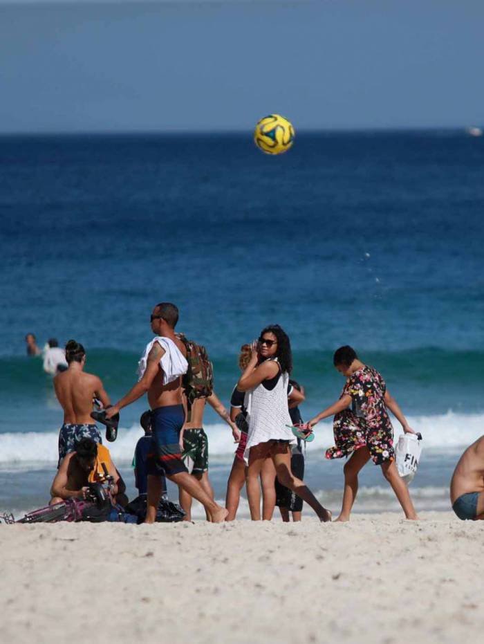 Banhistas nas praias do Leme e Arpoador nesta quarta-feira