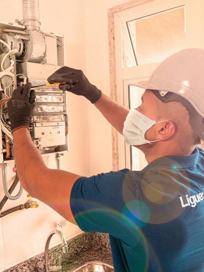 Para saber se há necessidade de uma manutenção no equipamento, basta observar alguns fatores como a cor da chama do aquecedor