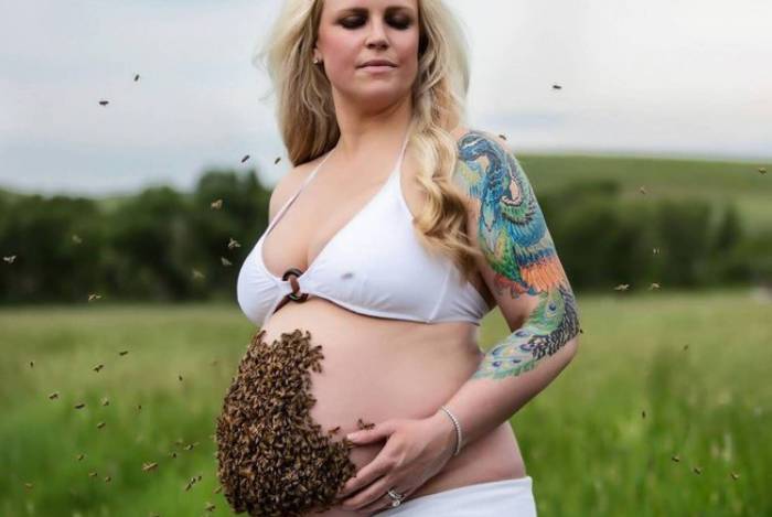 Bethany Karulak-Baker é apicultora e fez uma foto com 10 mil abelhas na barriga
