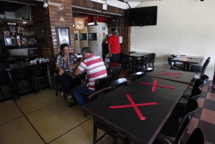 No Botequim Informal, as mesas foram marcadas para manter o distanciamento entre os clientes