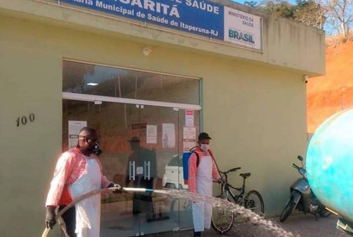 Servidores fazem trabalho de higienização na porta de Unidade Básica de Saúde no município de Itaperuna