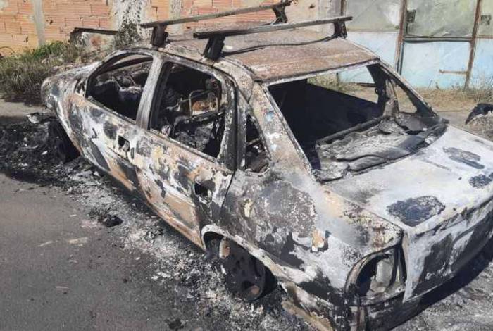 Carro foi encontrado carbonizado com dois corpos dentro no bairro do Pacheco, em São Gonçalo 