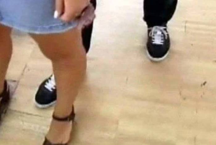 Homem tentava filmar por baixo das saias das mulheres que circulavam no metrô de São Paulo