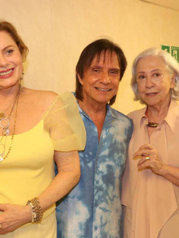 &Agrave; dir., Roberto Carlos com Vera Fischer e Fernanda Montenegro no navio. Abaixo, o Rei no show 'Emo&ccedil;&otilde;es em Alto Mar'