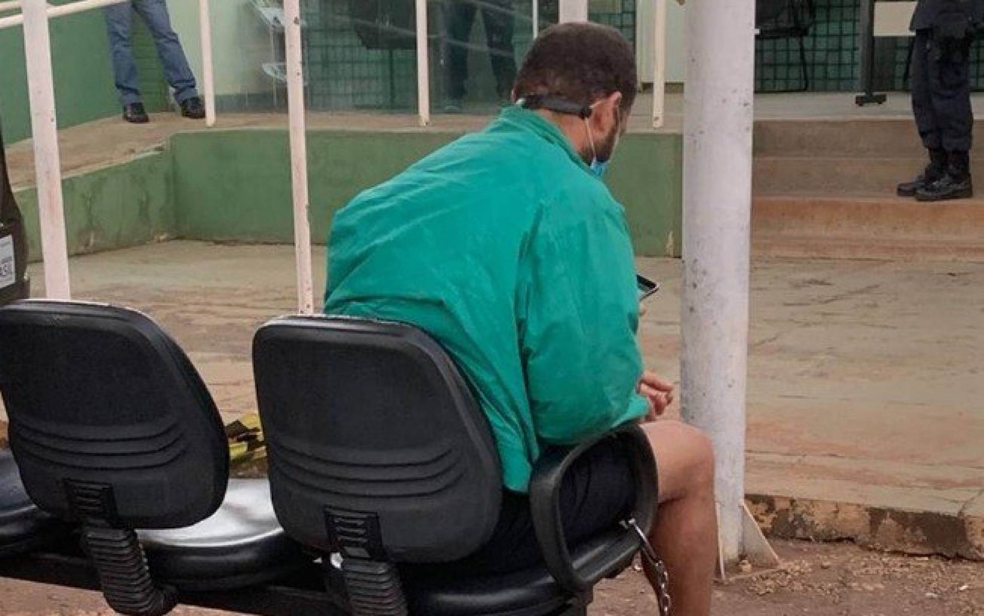 Homem com Covid-19 foge do hospital e assalta loja com agulha