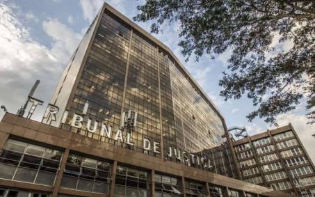 Professores entram na Justiça para governo Crivella pagar 13º salário até o dia 20