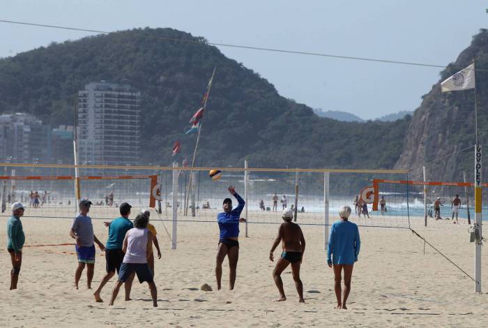 Esportes coletivos nas areias das praias, como vôlei, só estão liberados durante os dias de semana.
