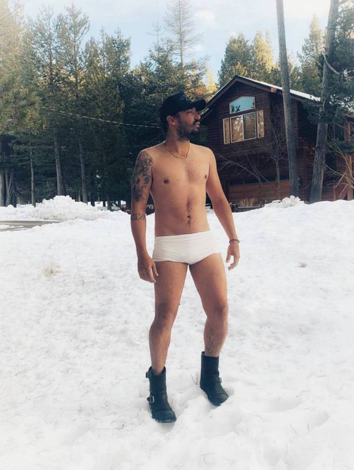 Fernando Zor de bota e sunga branca na neve