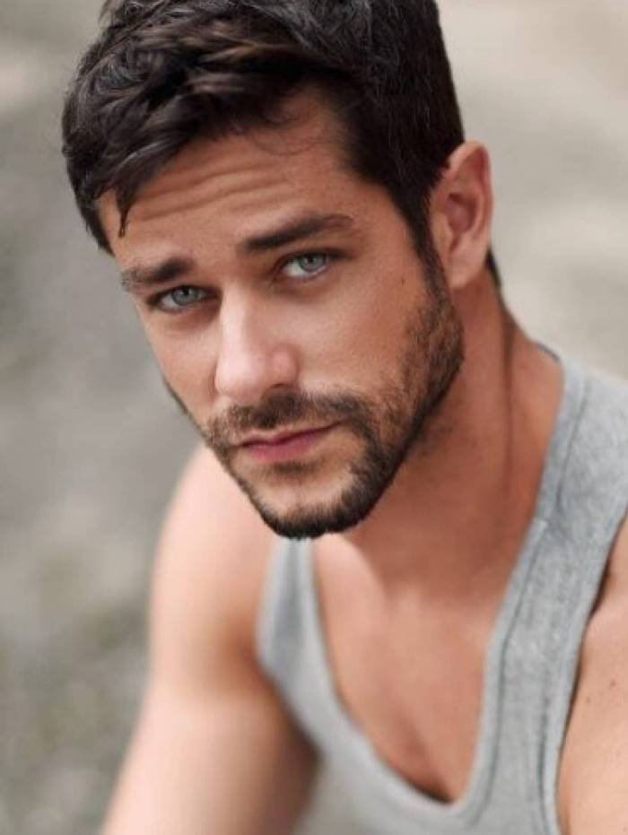 Felipe Martins estrela campanha de marca de cuecas