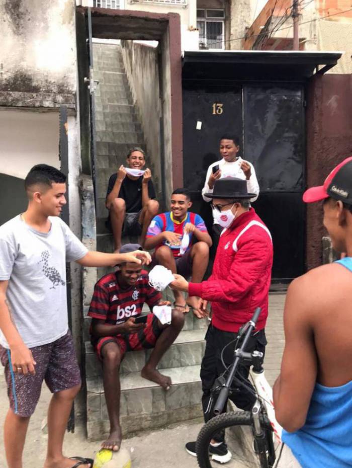 Distribuição de máscaras no Morro do Amorim, em Manguinhos, Zona Oeste do Rio