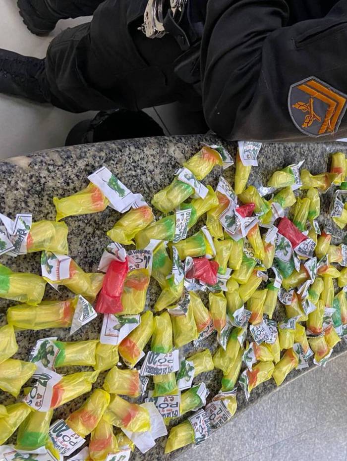 PM apreende mais de 500 cápsulas de cocaína no Morro da Conquista, no Santo Agostinho