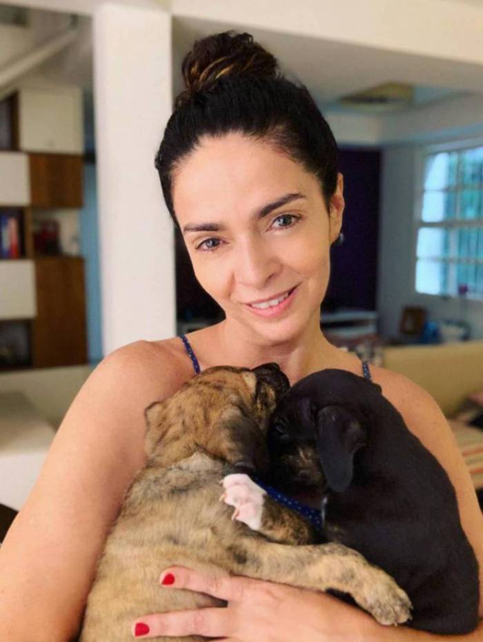 Claudia Ohana com os cachorros Thor e Tigr&atilde;o 