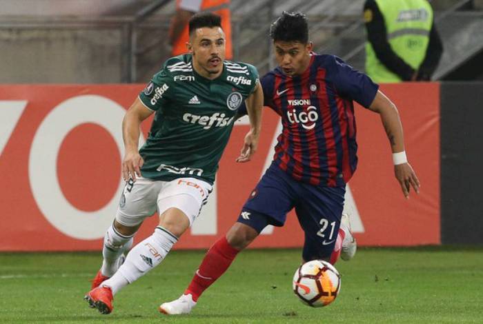 O lateral Santiago Arzamendia está na mira do Vasco