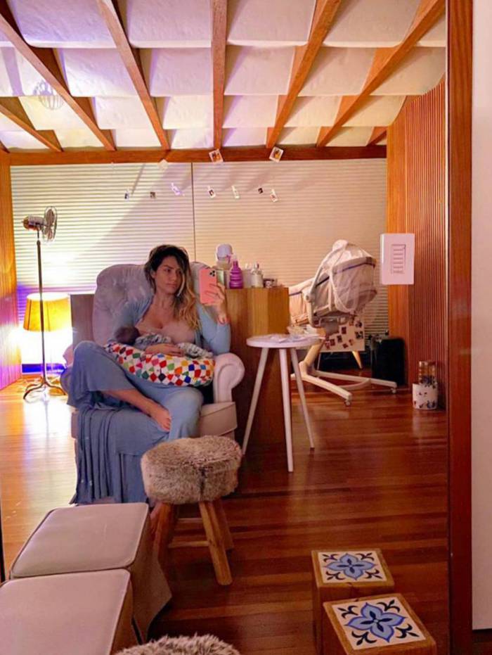 Giovanna Ewbank amamentando o filho Zyan