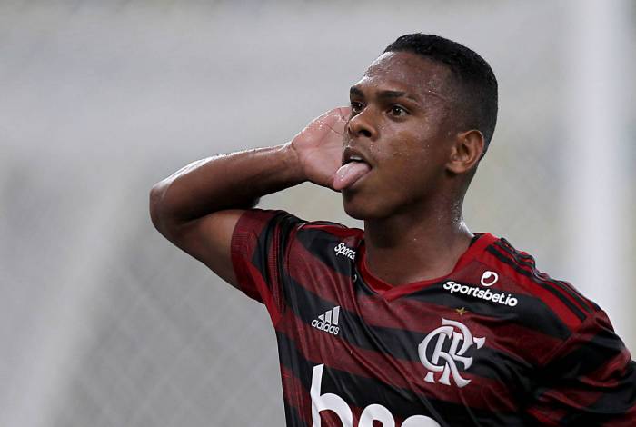 Lucas Silva durante comemoração de gol pelo Flamengo