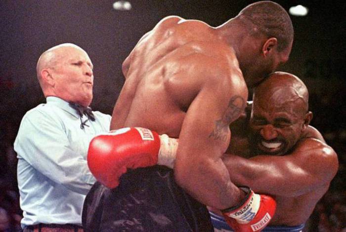 O instante em que árbitro Lane Mills percebe a mordida de Tyson em Holyfield