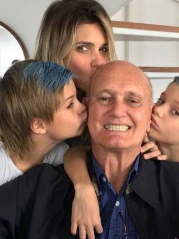 Fernanda Lima com o pai, Cleomir, e os filhos g&ecirc;meos