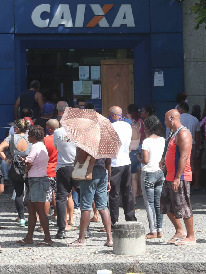 Trabalhadores em fila para receber socorro de R$ 600