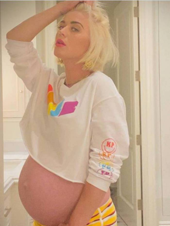 Grávida de uma menina, Katy Perry exibe o barrigão