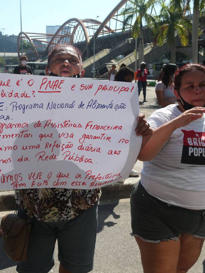 Pais de alunos fizeram manifestação em frente à prefeitura