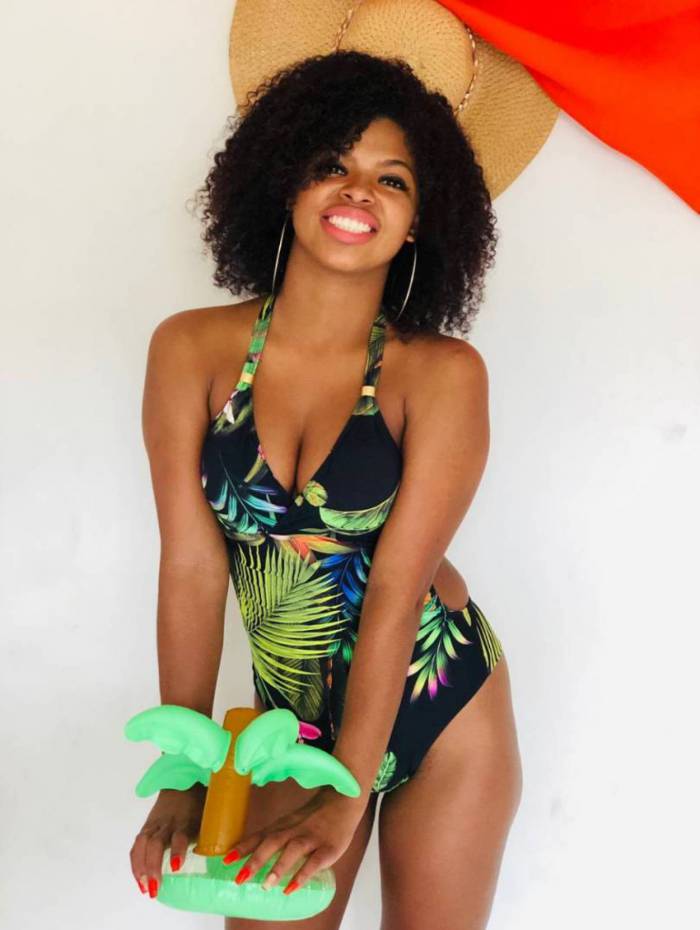 Thayná Guimarães, 24 anos. Moradora do Morro do Cavalão, em NIterói, a flamenguista é vendedora e modelo. Seu Instagram é @guimaraesthay_