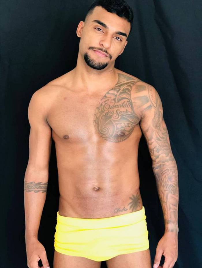 Thomás Índio, 24 anos. Esse vascaíno mora na Mangueira e trabalha como modelo. Seu Instagram é @indiolouzada