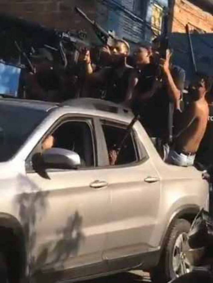 Imagens de clipe, com homens armados, são alvo de inquérito 