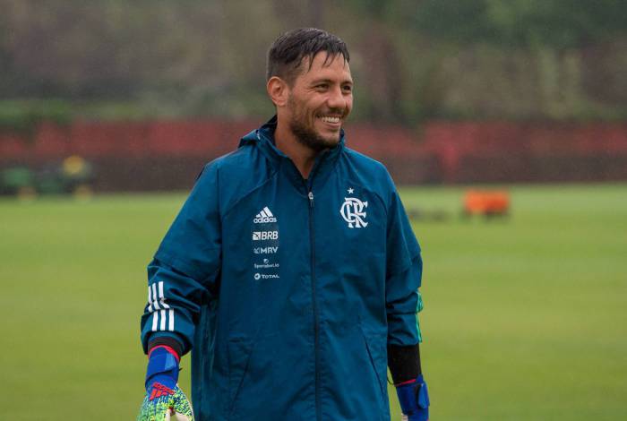 Há quase dois meses afastado, Diego Alves deve voltar contra o Furacão