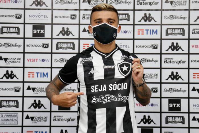 Victor Luis foi apresentado ontem