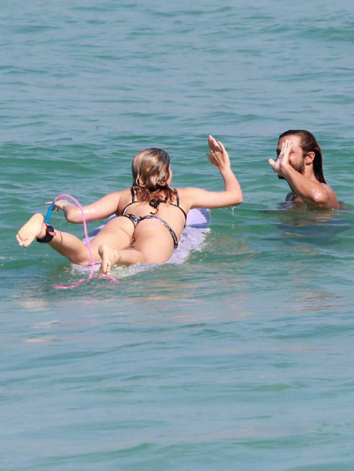 Isabella Santoni surfa na Praia da Joatinga