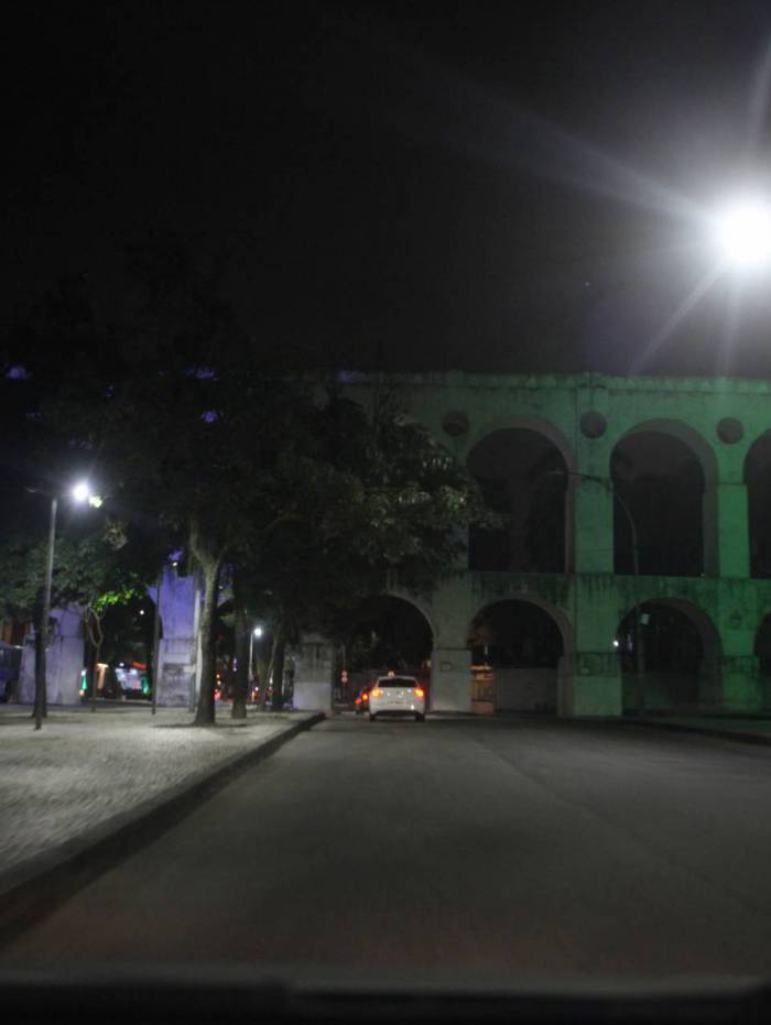 Na outrora movimentada Lapa, reduto da boemia carioca, bares fechados e ruas vazias