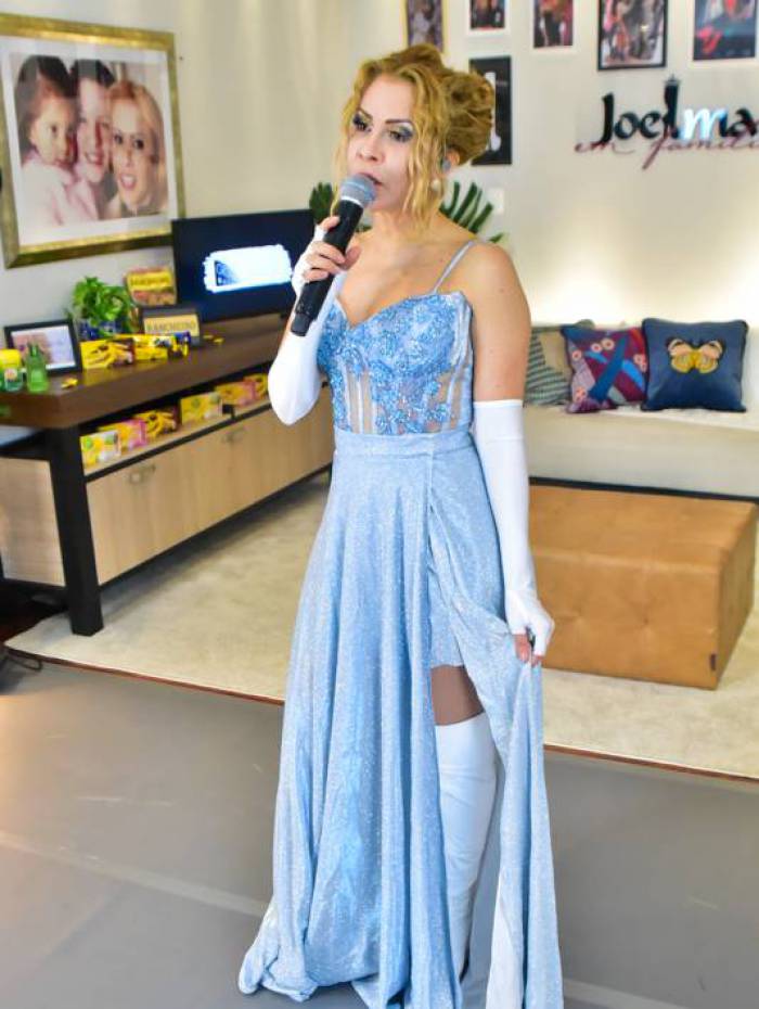 Joelma fez v&aacute;rias trocas de roupa durante a live