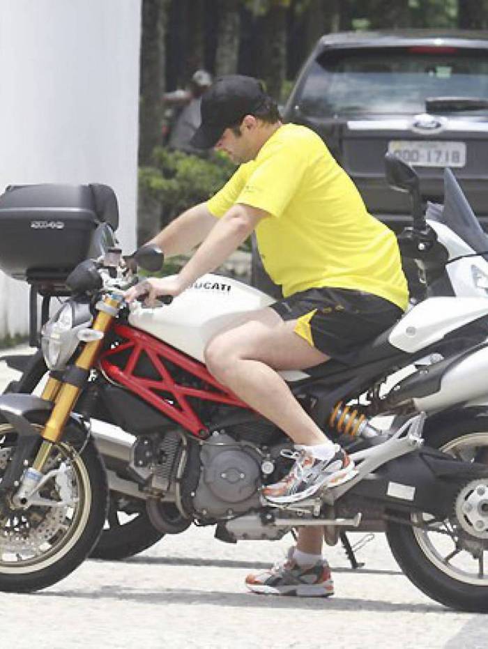 Ben&iacute;cio com sua Ducati Monster na Barra
