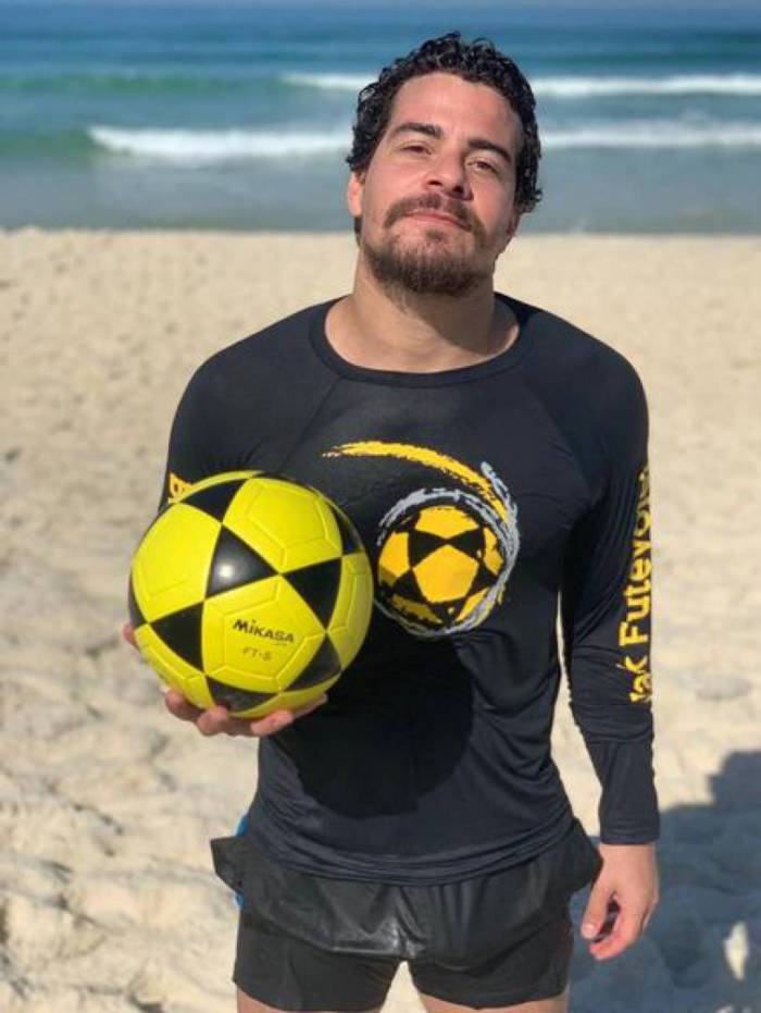 Thiago Martins deixa volum&atilde;o indiscreto aparecer