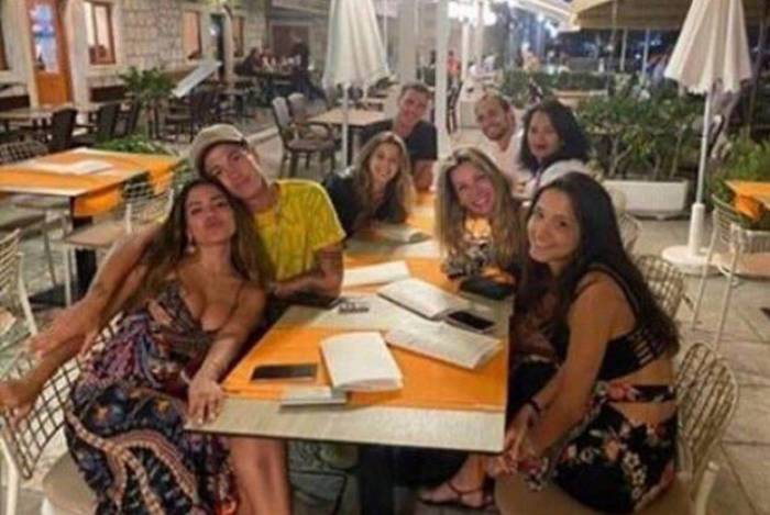 Anitta e Lucas omulek posam para foto em viagem na Croácia