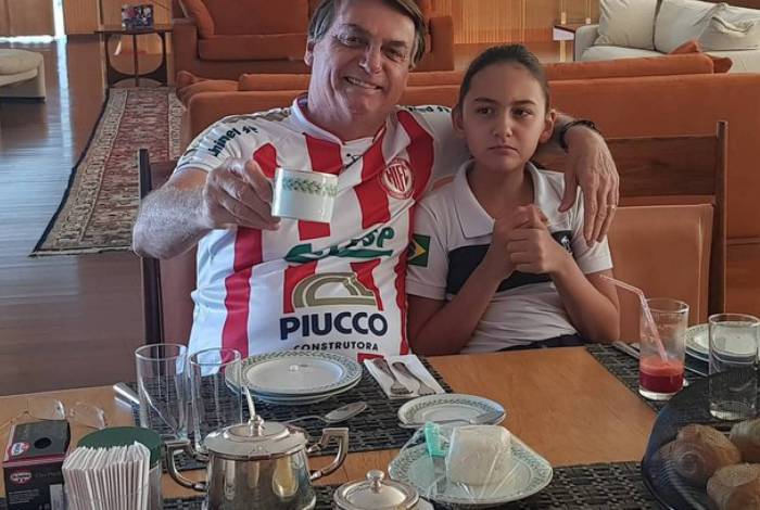 Presidente publicou uma foto no Facebook tomando café da manhã com a filha Laura