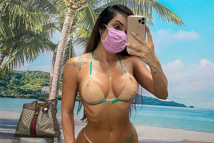 Denise Dias posta foto com máscara no clima do coronavírus