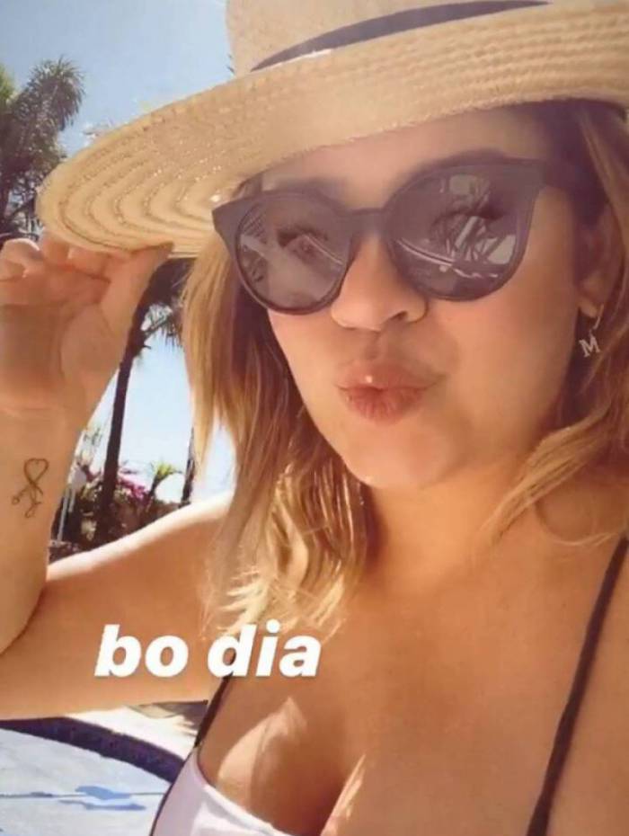 Marília Mendonça curte dia de piscina sozinha 