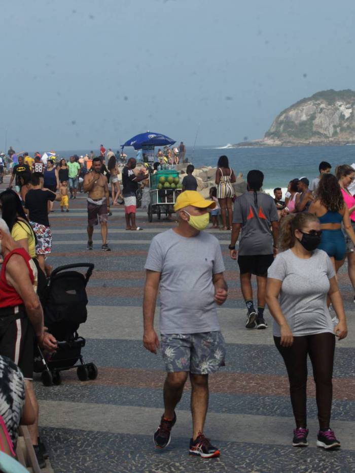 Pessoas na orla na praia do Quebra Mar, na Barra da Tijuca