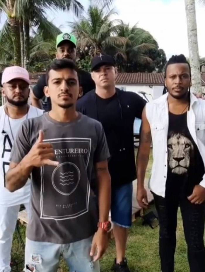 Grupo Aglomerou: "Estou tenso at&eacute; agora", diz o cantor Jo&atilde;o Victor Costa (&agrave; frente)