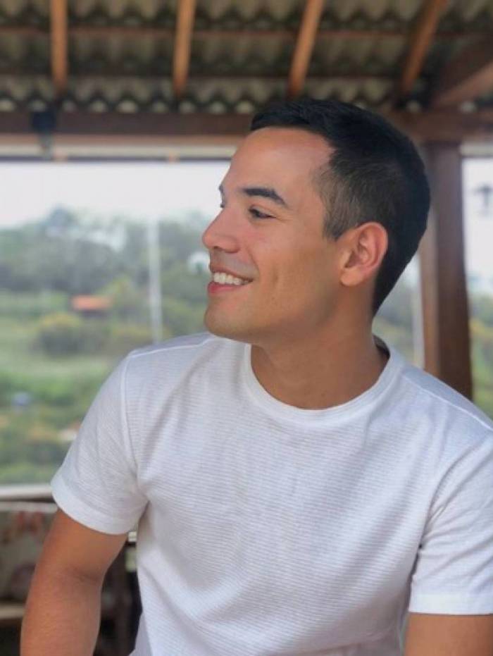 Ator revelou que pretende escrever um livro no futuro sobre o processo de aceitar sua sexualidade