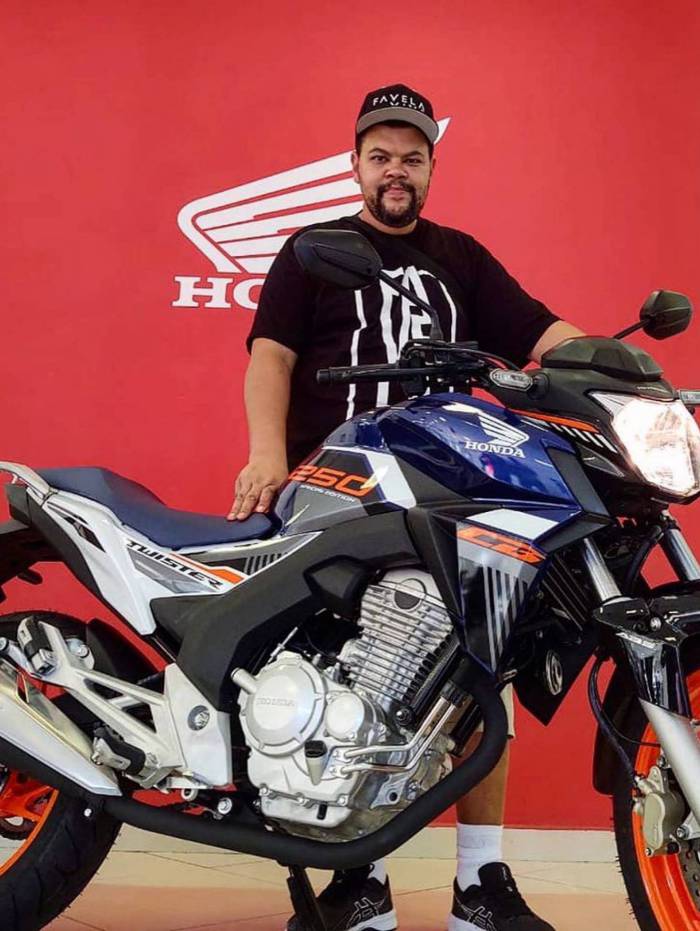 Babu Santana recebe moto que ganhou no 'BBB 20'