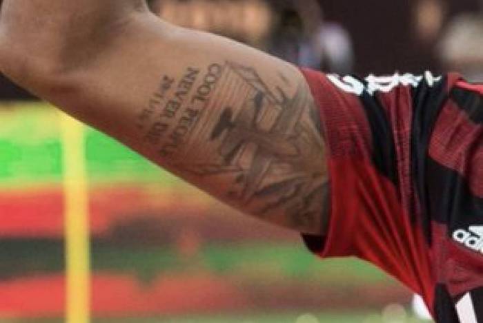 Vitinho tem tatuagem em homenagem às vítimas do voo da Chapecoense